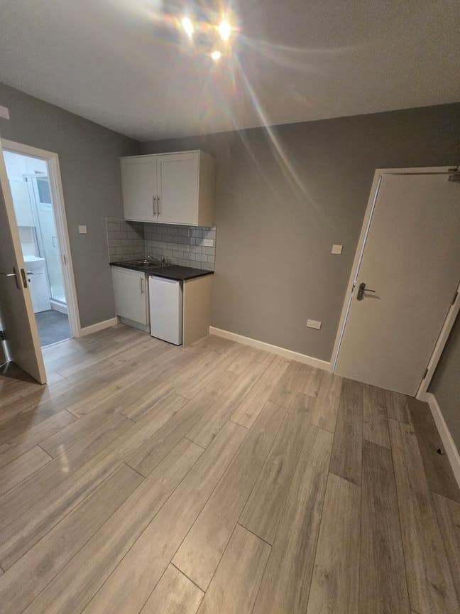 Spacious Studio Flat for Rent  -  Hayes,  UB4  Main Photo