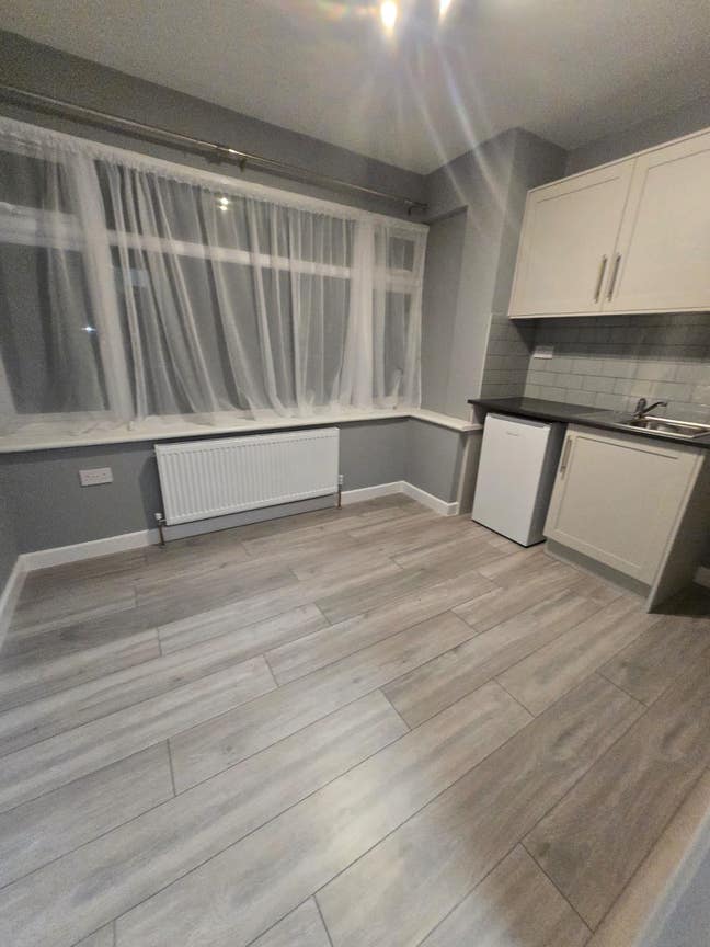 Spacious Studios to Let - Hayes, UB4 0AB Main Photo