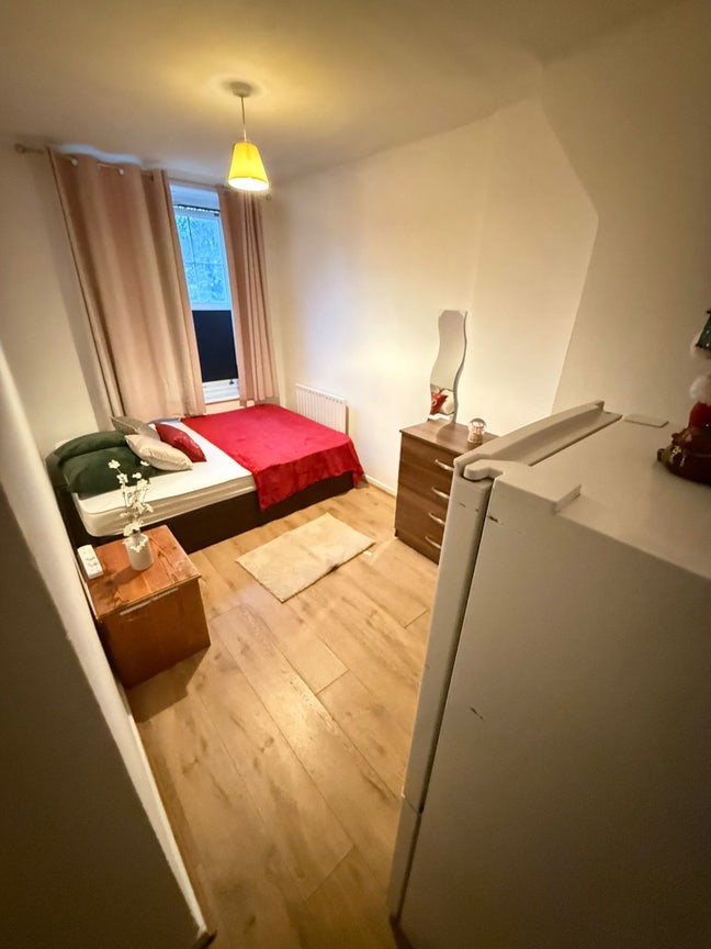 🛏️ Double Room to Let in - Oval Main Photo