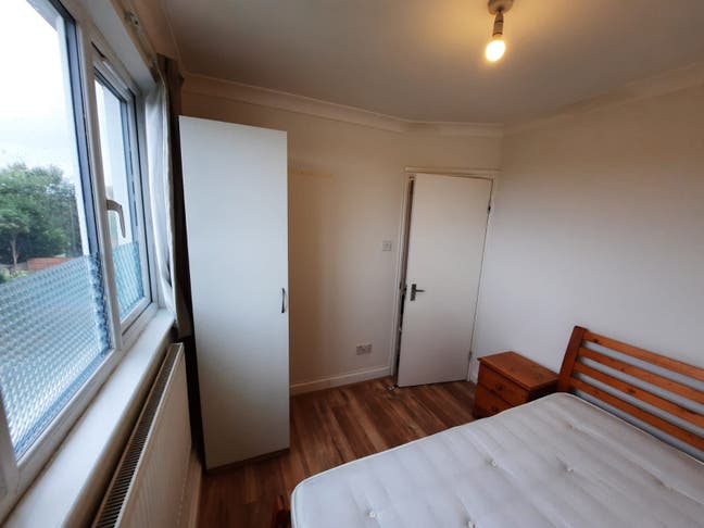 Bright small double room near to Elizabeth line Main Photo