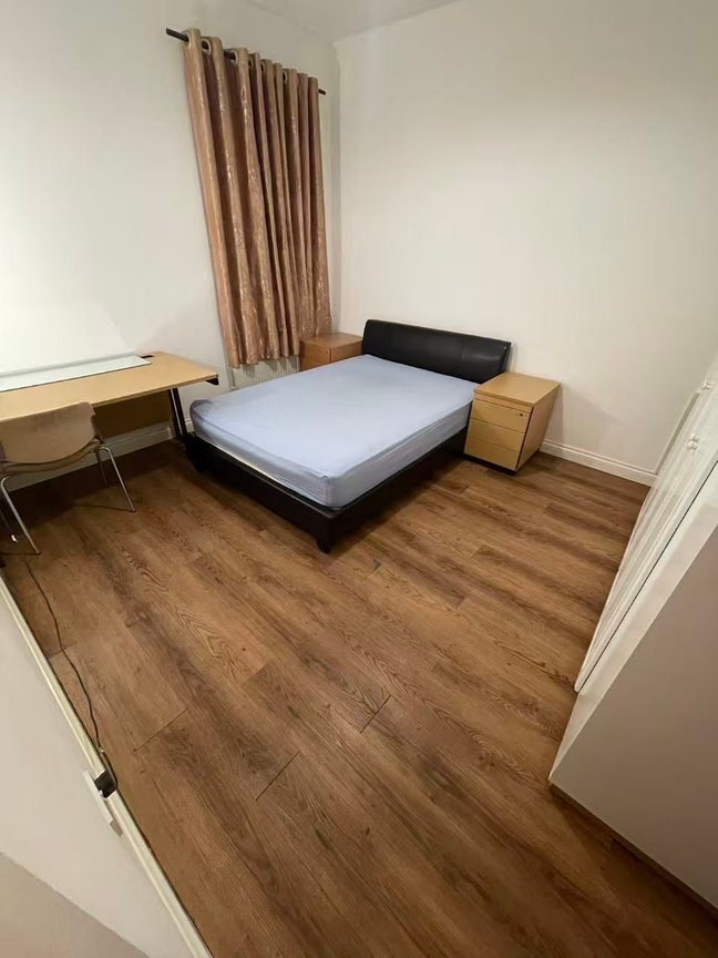 Nw2 large double room for female  Main Photo