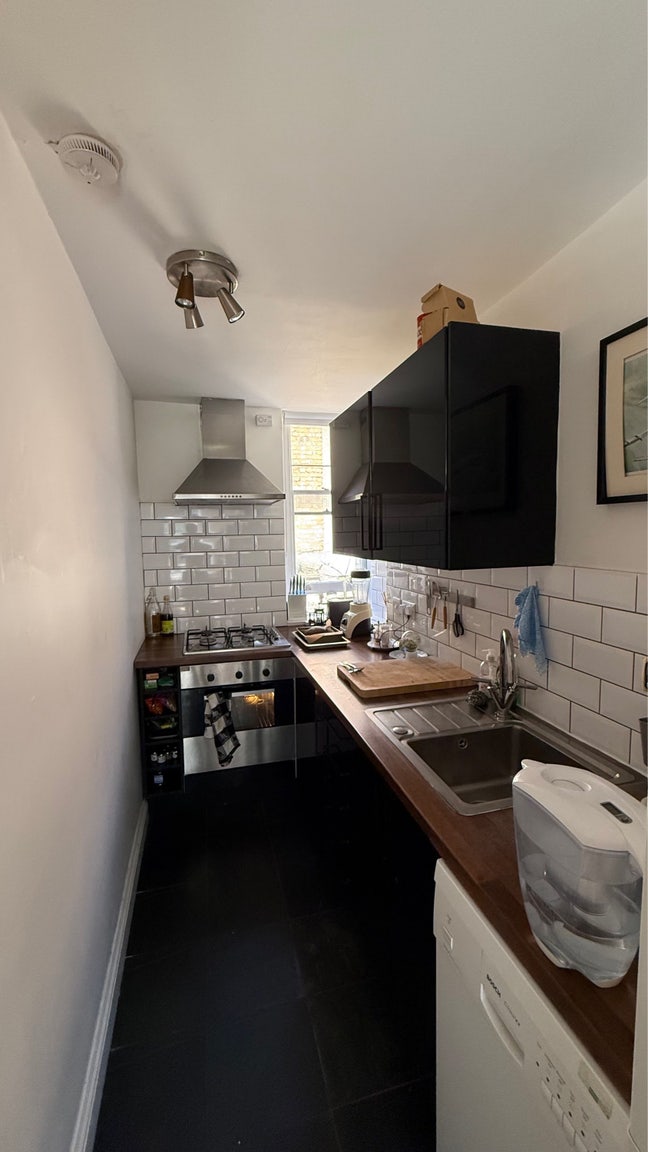 Spacious room in Angel flat Main Photo