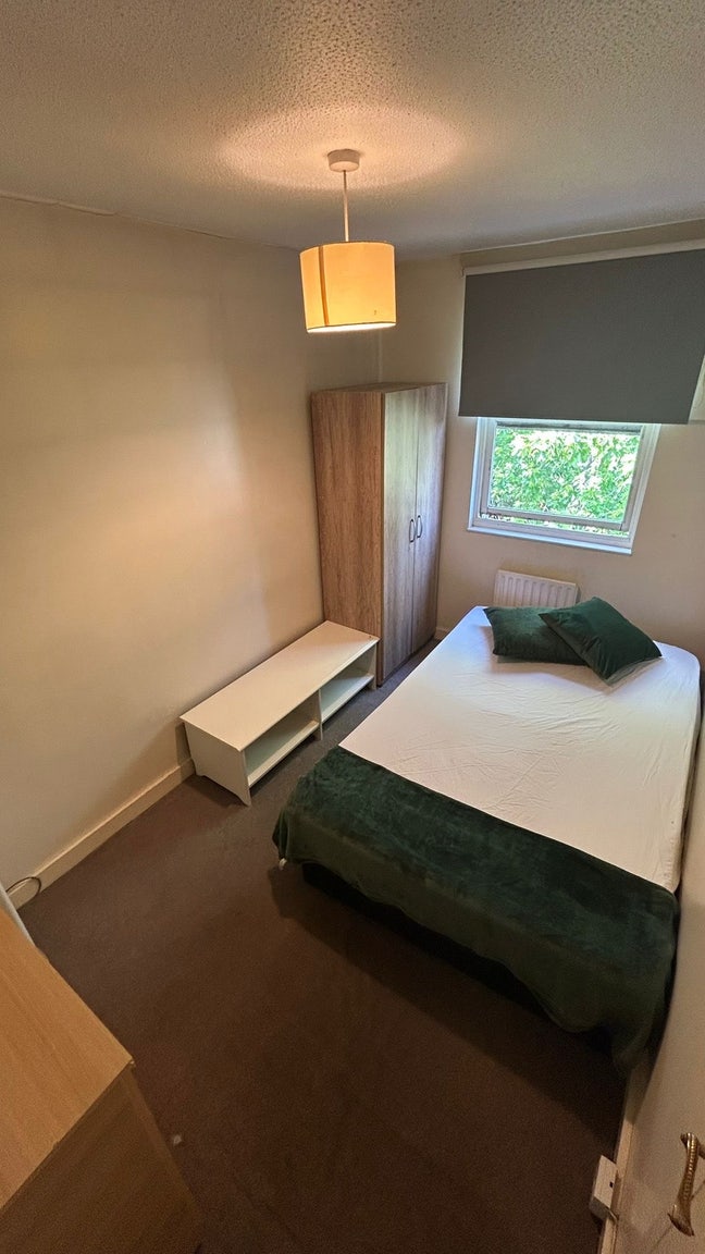 🛏️ Single Room to Let in - Oval Main Photo