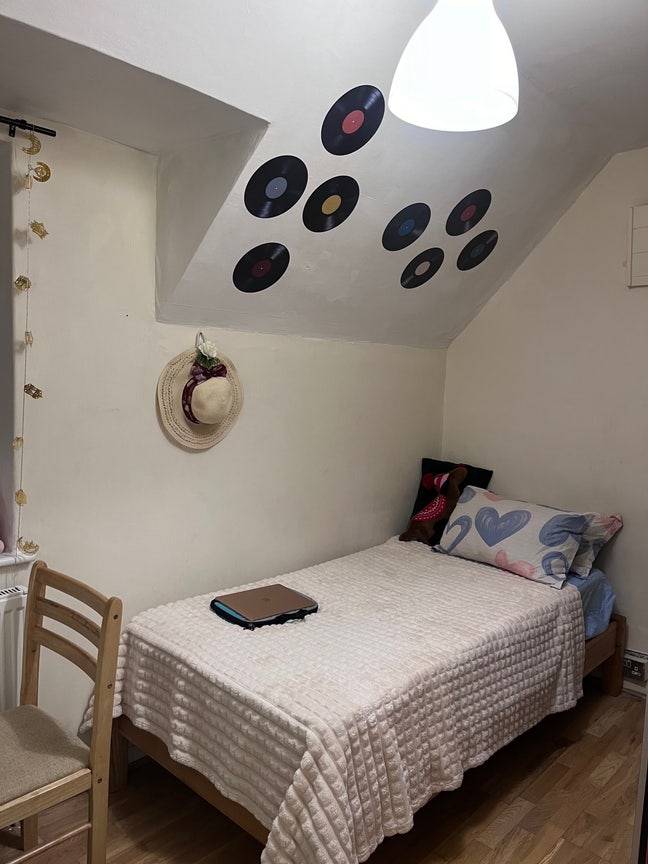  Single  Room available in a 4 bedroom House Main Photo