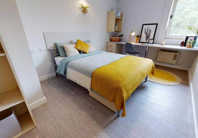 Modern and Lovely Ensuite Room Main Photo