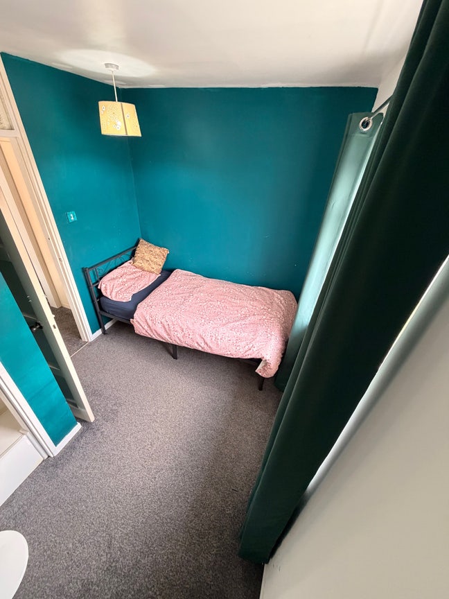 Cozy Single Room in a Private Shared Home Main Photo