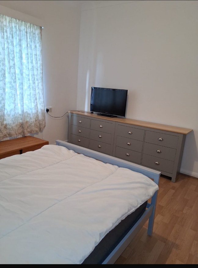 Small room with 1 single bed and 1 fold up bed if  Main Photo