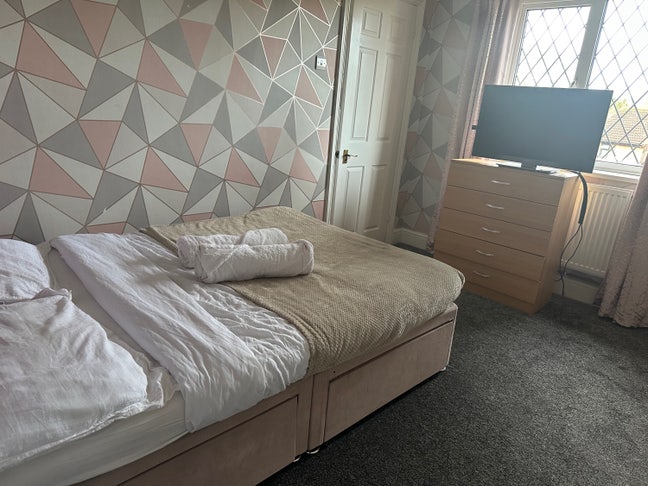 Double Bedroom  Main Photo