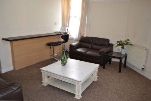 4 Bed flat available (Bills included) Main Photo