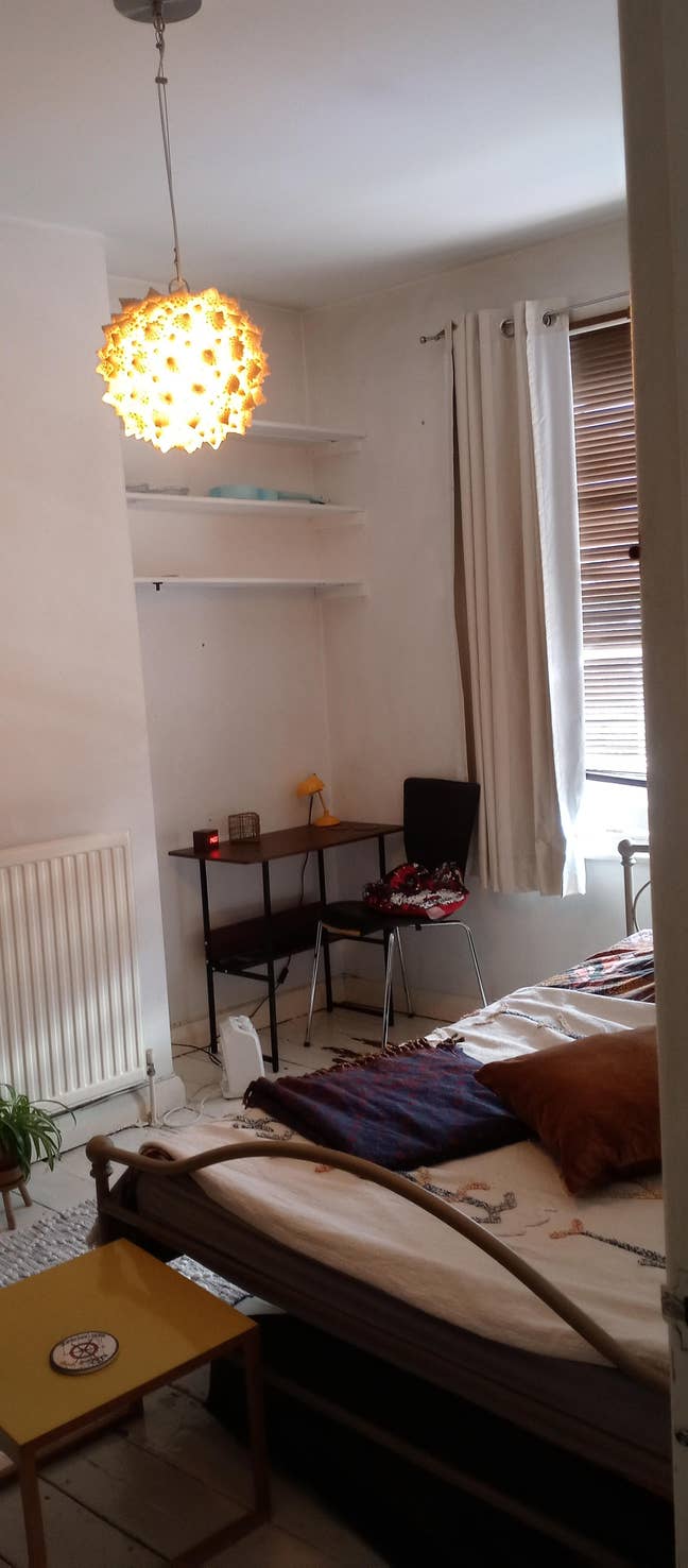 Lovely double room in clean Victorian flat  Main Photo