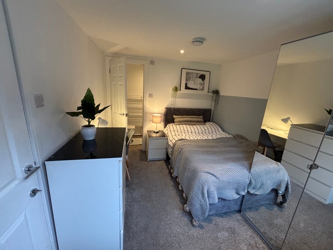 § Refurbed  room  & ensuite,10m🚶to  RSCH GU28LP Main Photo