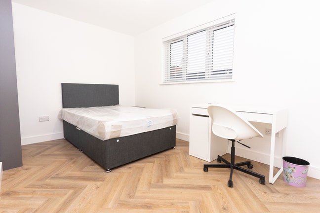 2 En Suite High End Rooms Close to M62 Main Photo