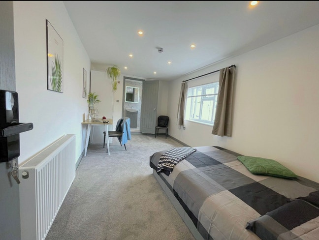 Ideally located Ensuite bedroom for single /couple Main Photo