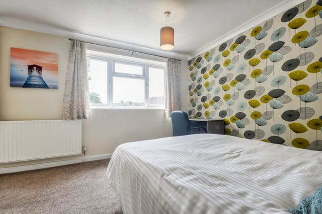 Double Room in Ifield with Shared Bathroom Main Photo