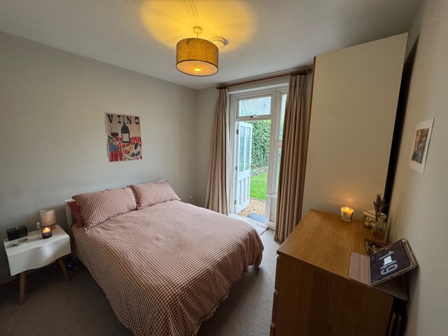 Bright Garden Room in Earlsfield Flat Main Photo