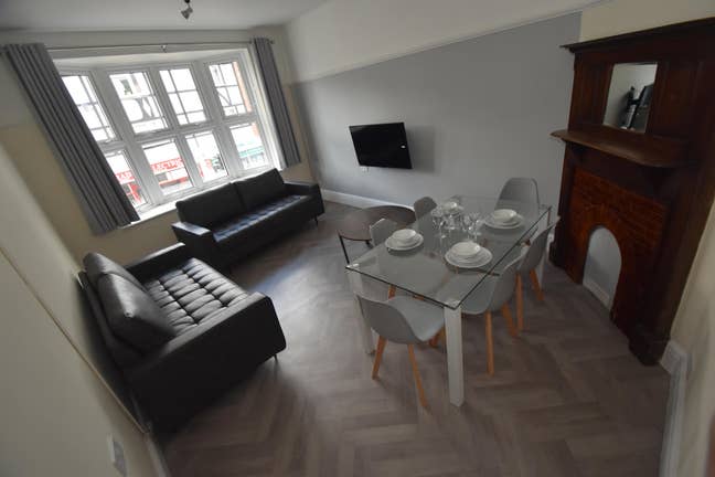 Stunning 5-Bed Professional Let – Seconds from the Main Photo