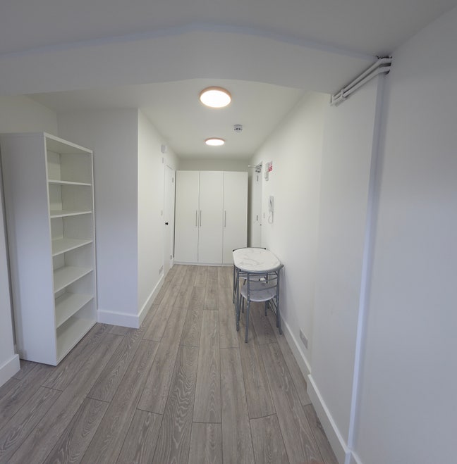 Large, Bright Room with Private En-Suite  Main Photo