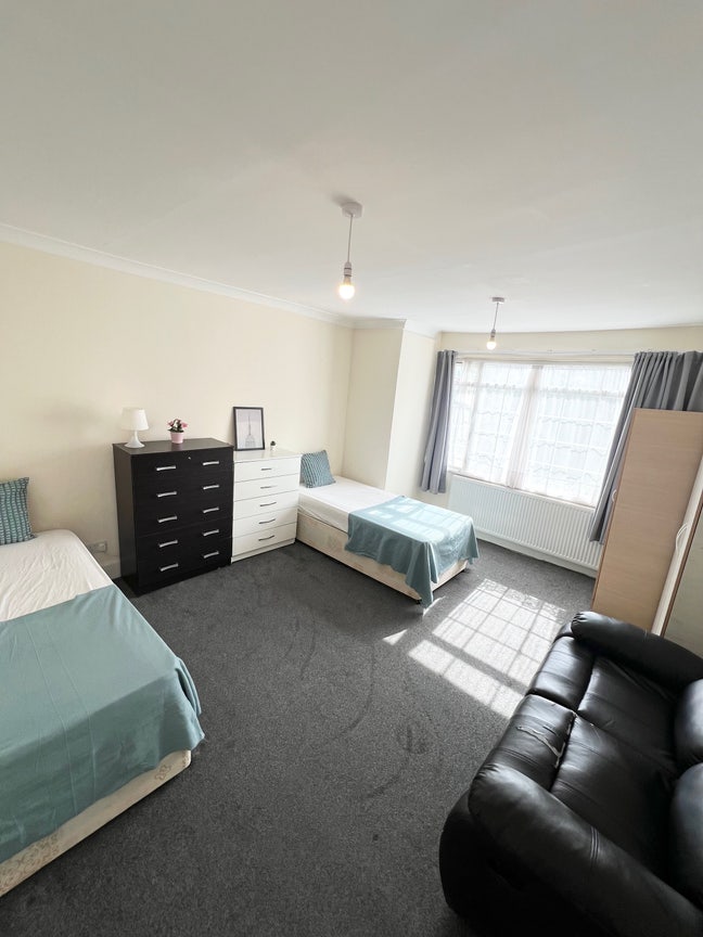 Stunning Double/Twin with Sofa in Wembley  Main Photo