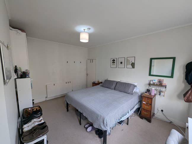Large bedroom in Clapham North! Main Photo