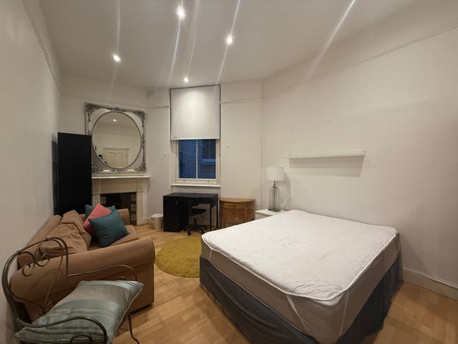 Spacious Double Room near West Hampstead Station Main Photo