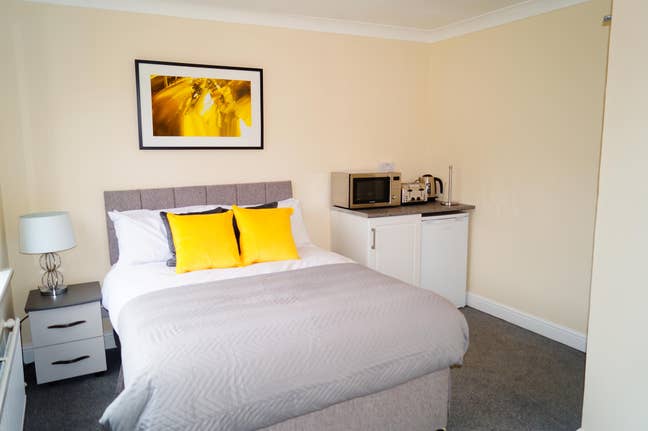 En Suite with Kitchenette Bolton 🌿 Main Photo