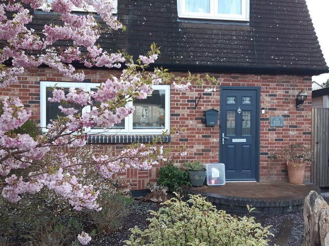 HPC worker sought for double room in modern home Main Photo