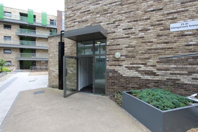 Large Room 2 Minutes from Dlr Station Main Photo