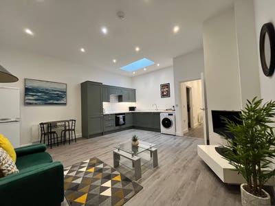 Rooms available for Short Term in Ryde High Street Main Photo