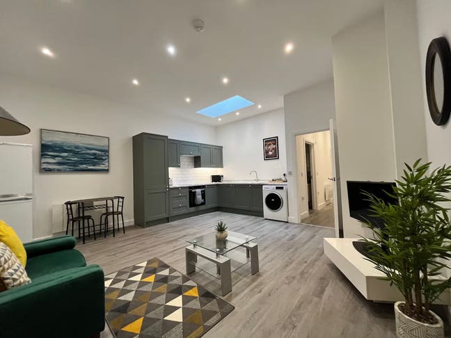 Rooms available for Short Term in Ryde High Street Main Photo