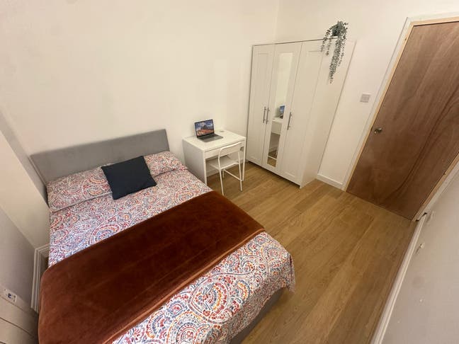🚇 2 Rooms in One Flat – 1 Min to Crossharbour DLR Main Photo