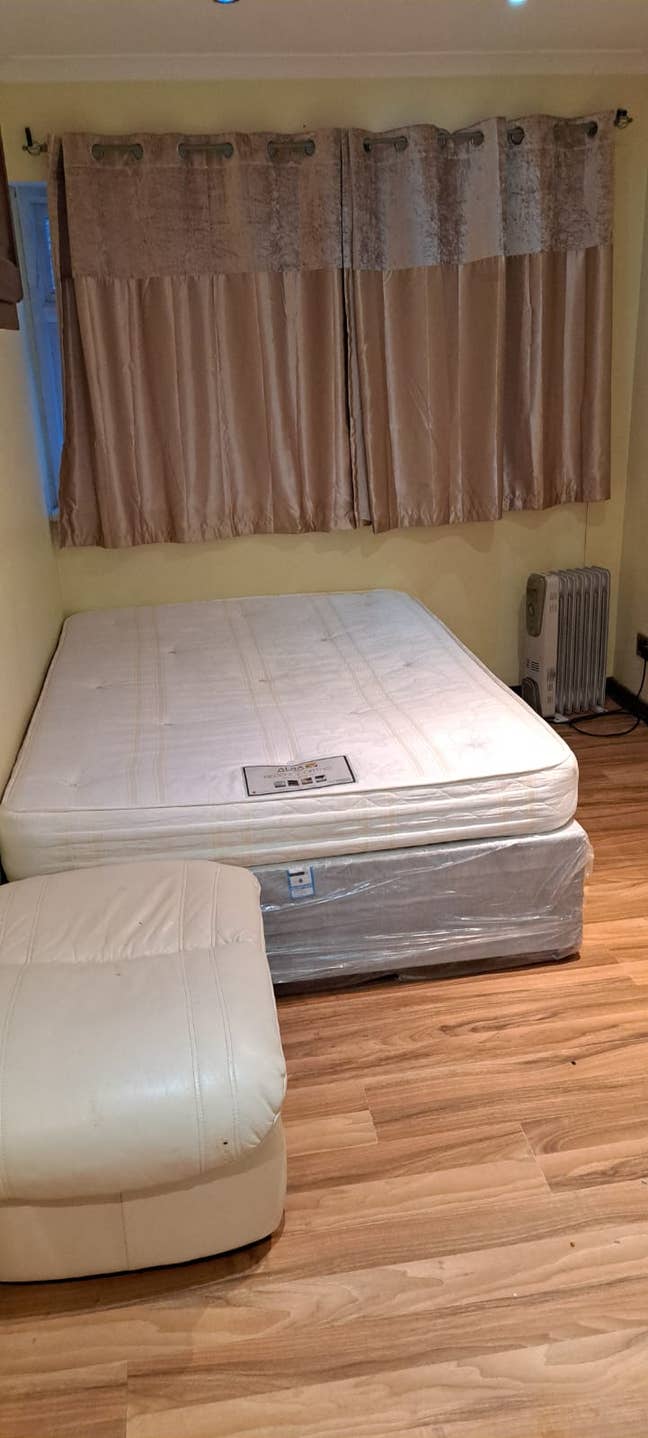 Spacious double room in East London available now. Main Photo
