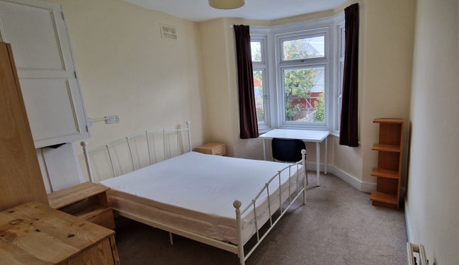 A large double bedroom with garden view Main Photo