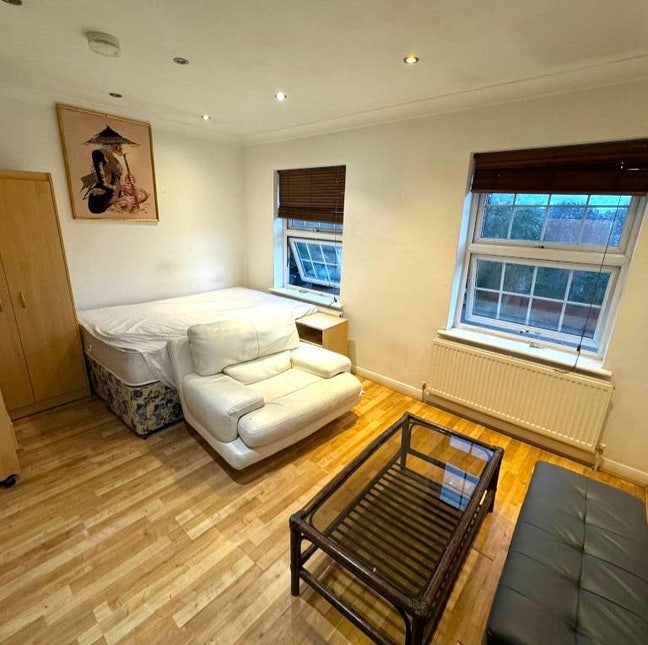 Studio Flat, in North Finchley (N12) Main Photo
