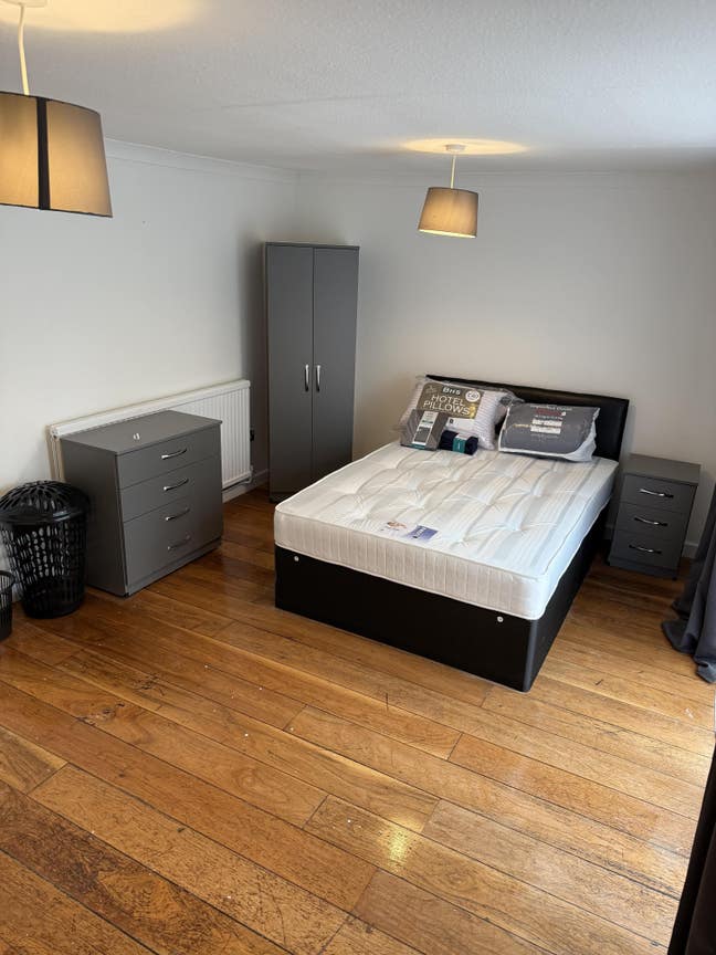 4 x Rooms in newly refurbished house Main Photo