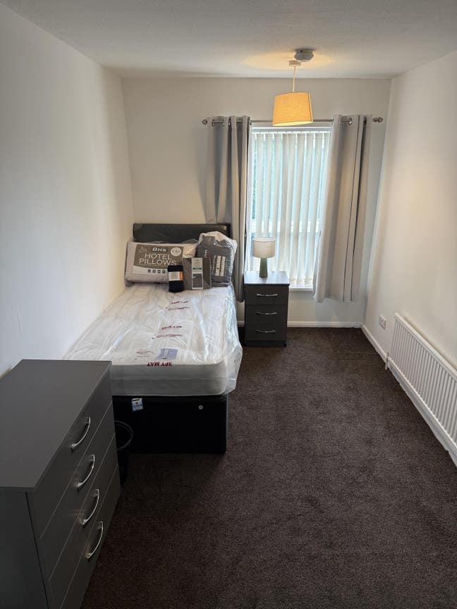 1 single room in newly decorated house. Main Photo