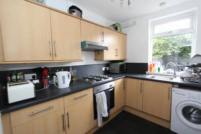 Room Including All Bills Available Now Main Photo