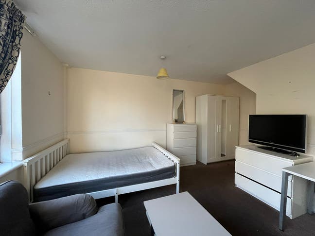 3 Rooms in 3-Bed Flat, Minutes from Battersea Park Main Photo