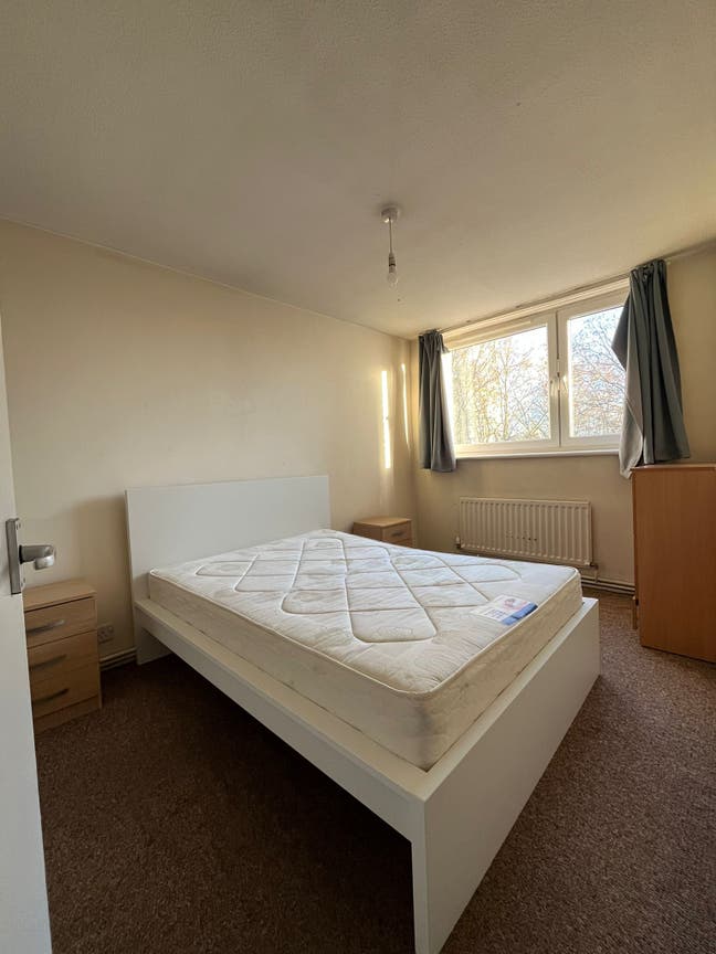 2 Rooms in 3-Bed Flat, Minutes from Battersea Park Main Photo