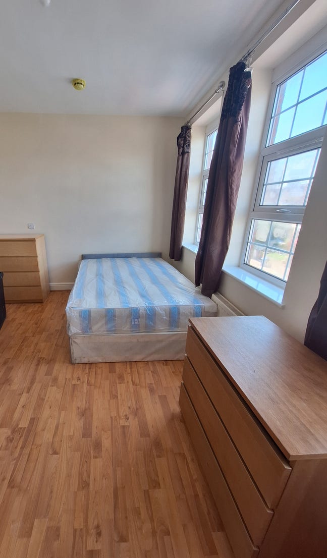 Bright Double room- 5 mins walk to Dollis Hill Main Photo