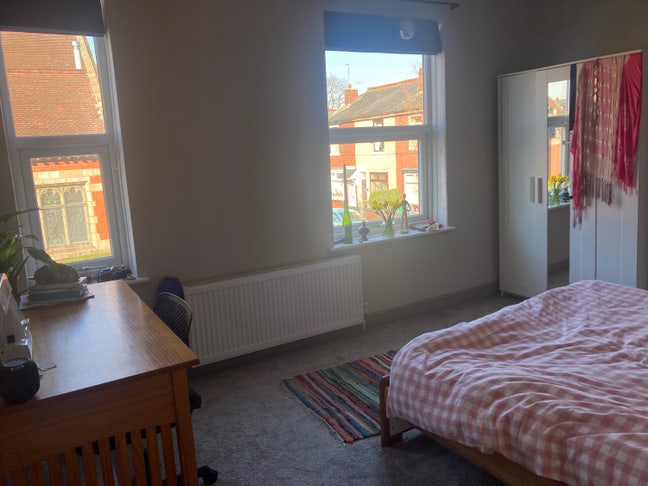 Room available for 6 weeks! Main Photo