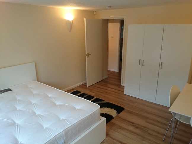 Room Available – Whitechapel Station-Last minute🏠 Main Photo