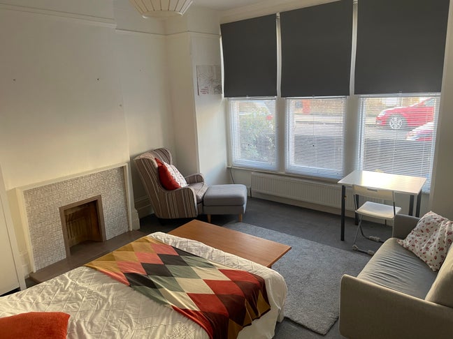 Lovely 1 bed studio+kitchen, 5 mins travel links Main Photo