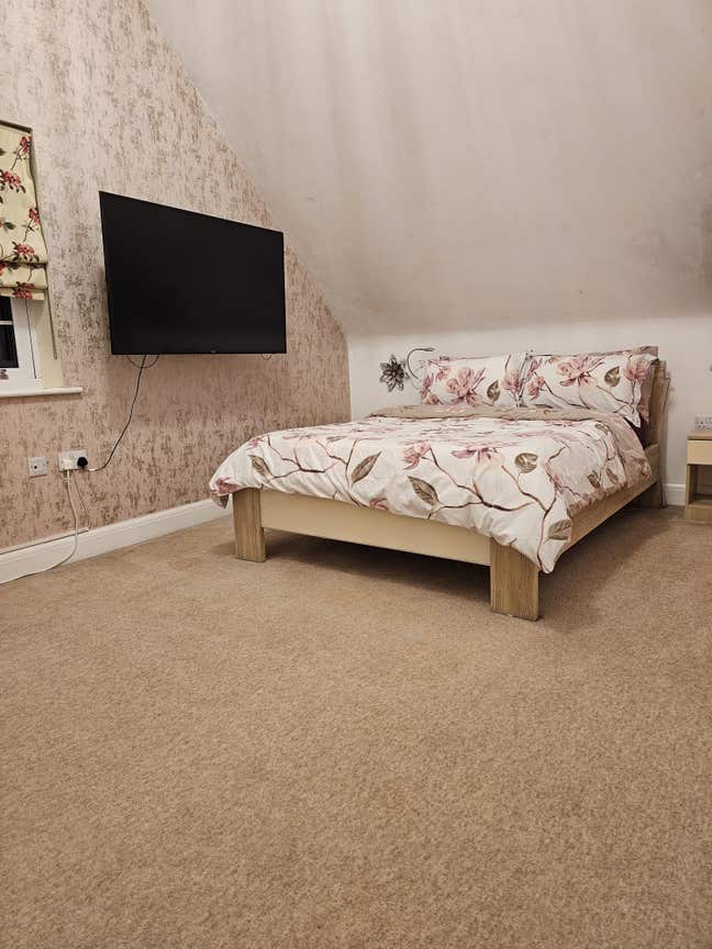 Jack and Jill Double bedroom with TV Main Photo