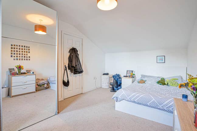 Spacious double bedroom in Oakridge Park Main Photo