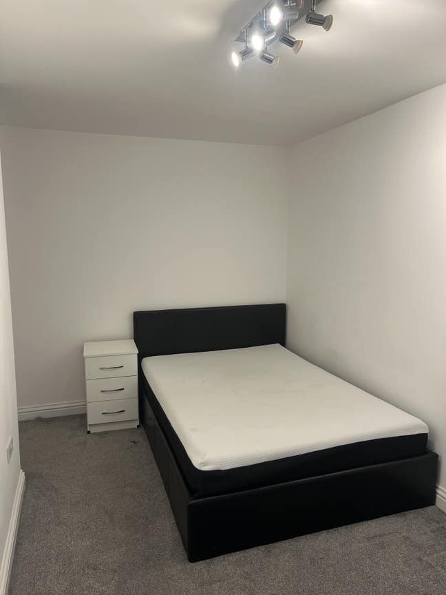 Double Room to Le Let in Acton Available Now Main Photo