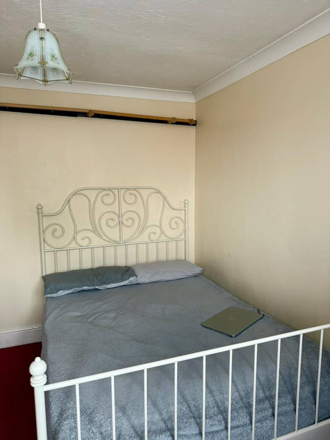 Double room is available for rent in -CR2 0BB Main Photo