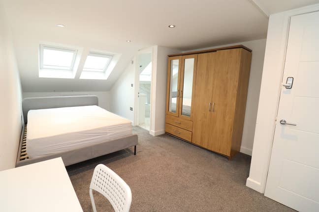Super Cheap En-Suite-Elizabeth Line & Central Line Main Photo