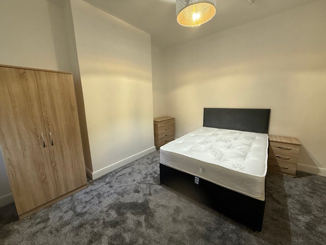 Double Ensuite Room Available Central Reading Main Photo