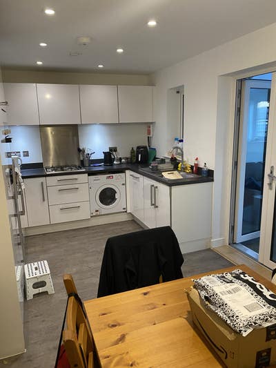 6 bedroom house with garage & garden Main Photo