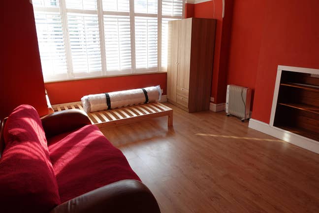 Huge Room 3 Mins Walk To Gants Hill All Bills Inc. Main Photo